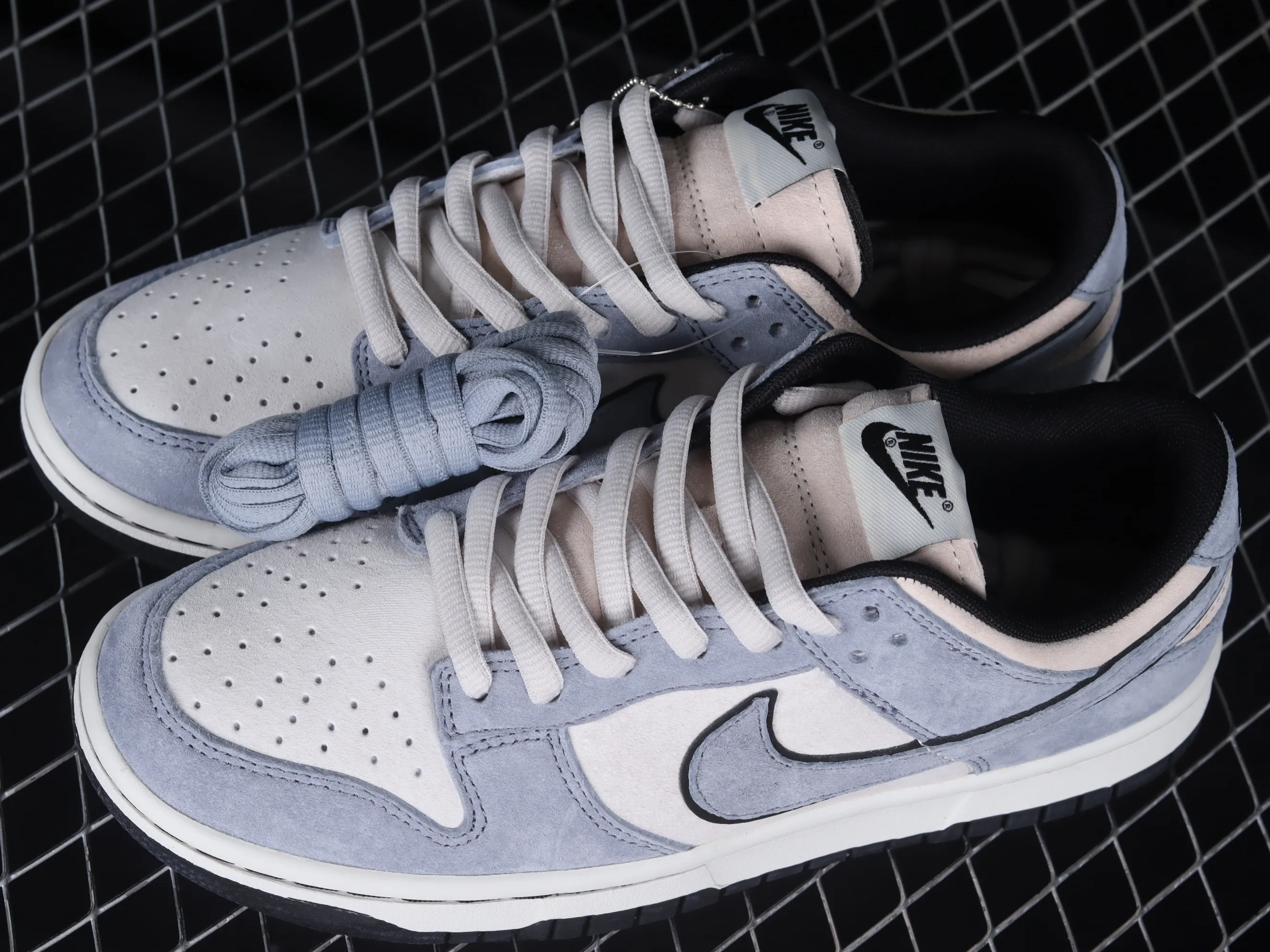 All Categories Nk SB Dunk Series Nk SB Dunk Low Low-top sneakers Otomo Katsuhiro x Nk SB Dunk Low "Steamboy OST" Otomo Katsuhiro co-branded SB low-top sports and leisure sneakers LF0039-026